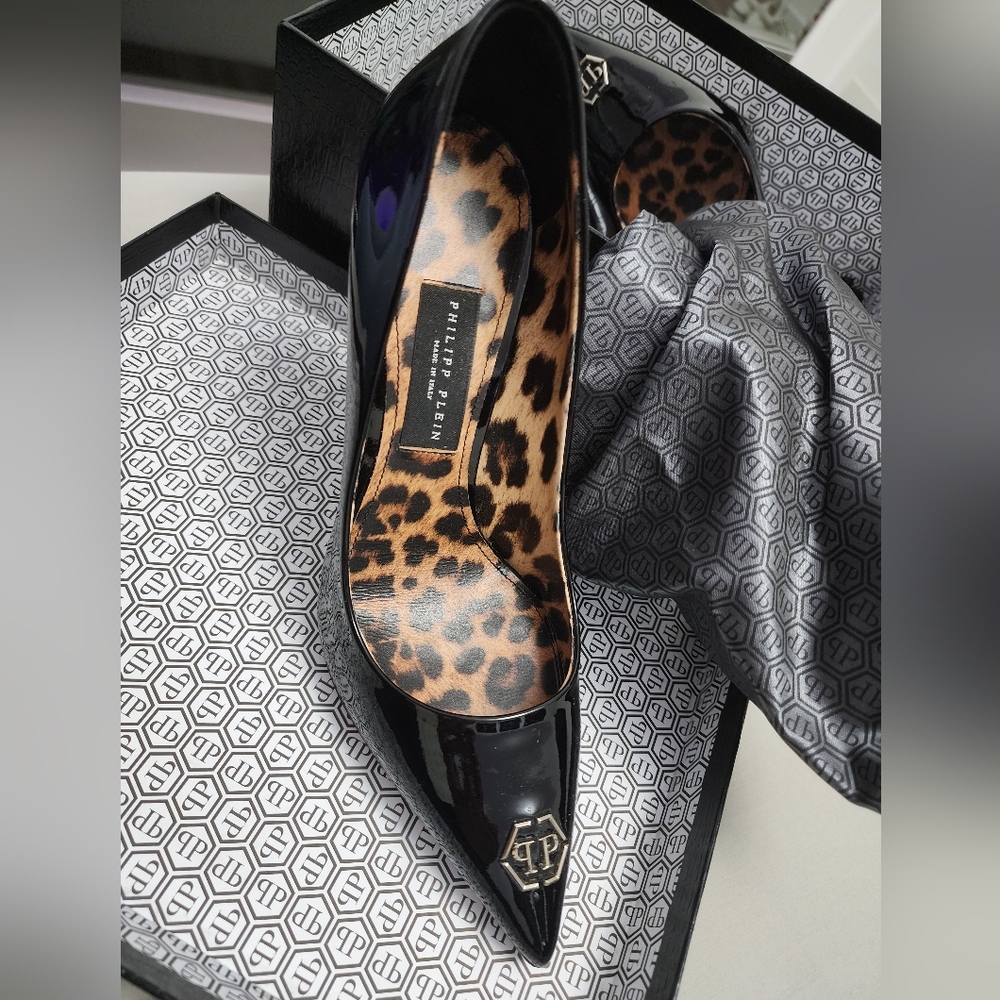 SHOES - Picture 2 of 10
